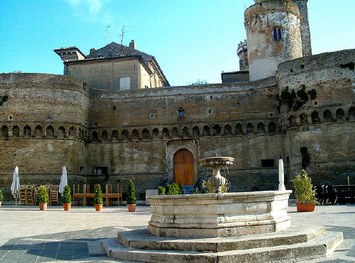 Cortile Castello Caldoresco