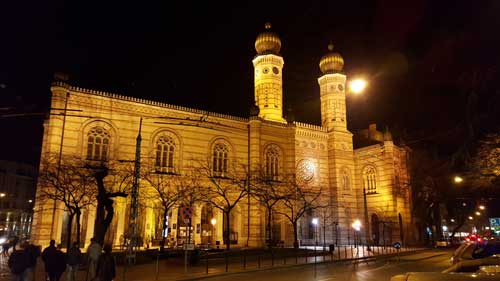 Foto sinagoga di notte